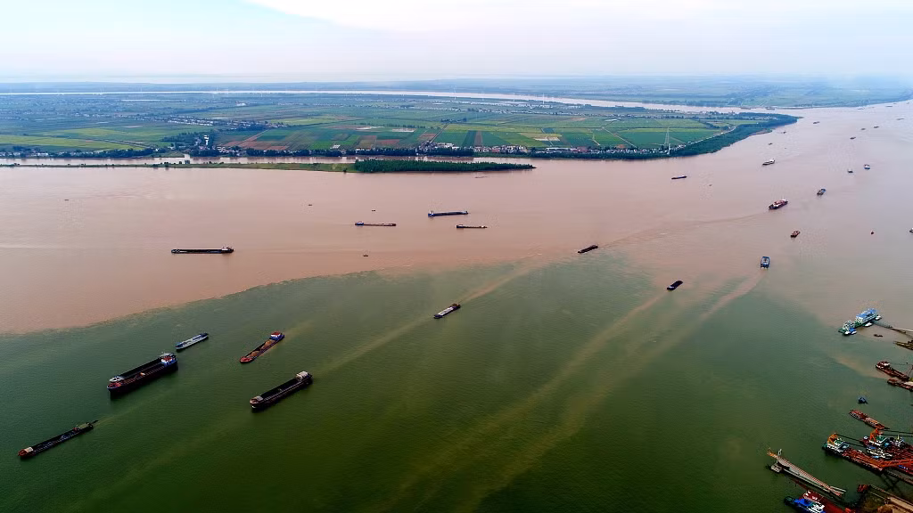 Một trong những vụ mất tích tàu thuyền rùng rợn nhất xảy ra ở hồ Bà Dương là vào ngày 3/8/1985. Khi ấy, 13 tàu đánh cá mất tích cùng lúc tại "tam giác quỷ Bermuda" của Trung Quốc.