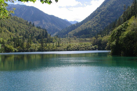 Bà Dương hay còn gọi Phàn Dương, Phiền Dương, Phồn Dương là một hồ nước ngọt ở tỉnh Giang Tây, Trung Quốc. Hồ nước ngọt này được mệnh danh là " tam giác quỷ Bermuda" ở Trung Quốc.