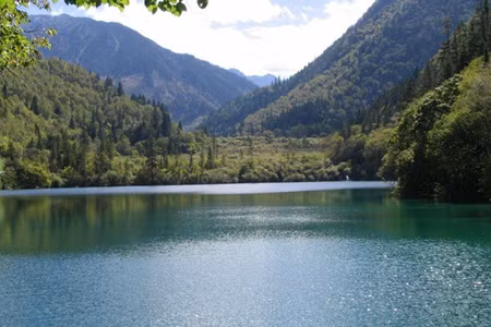 Bà Dương hay còn gọi Phàn Dương, Phiền Dương, Phồn Dương là một hồ nước ngọt ở tỉnh Giang Tây, Trung Quốc. Hồ nước ngọt này được mệnh danh là " tam giác quỷ Bermuda" ở Trung Quốc.