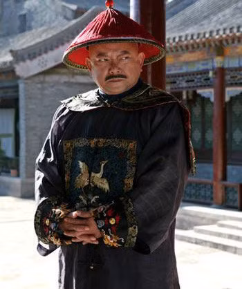 Hoàng đế Gia Khánh ban tội chết cho Hòa Thân. Theo đó, Hòa Thân được nhà vua cho chết toàn thây nên treo cổ tự sát tại vương phủ.