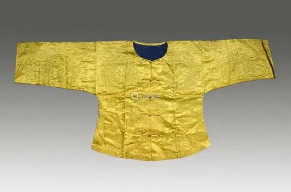 Các nhà nghiên cứu lịch sử cho hay Hoàng Mã Quái là trang phục truyền thống của tộc người Nữ Chân phía Bắc Trung Quốc. Dưới thời nhà Thanh, trang phục này được thiết kế ngắn giống như loại áo bình thường ngày nay.