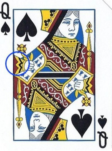 Trong bộ bài Tây, mỗi lá bài J, Q, K đều tượng trưng cho một nhân vật có thật trong lịch sử. Khi tìm hiểu về các lá bài này, nhiều người tò mò về bà hoàng trên lá Q bích. Theo các nhà nghiên cứu lịch sử, nữ hoàng được in trên lá bài Q bích là bà hoàng Eleanor (1122 - 1204). Bà là nữ công tước xứ Aquitaine. Ban đầu, bà trở thành hoàng hậu Pháp trước khi trở thành vương hậu Anh.
