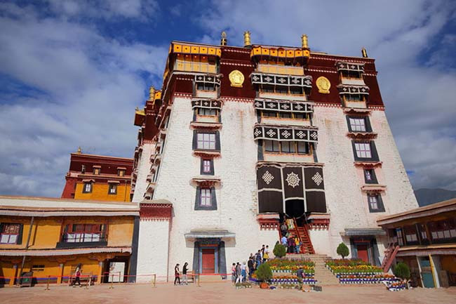 Theo các nhà nghiên cứu lịch sử, cung điện Potala sử dụng 300.000 tấn vàng để trang trí và xây dựng. Trong số này, một tòa tháp cao 14m bên trong cung điện được dát gần 100.000 mảnh trang sức khác nhau.