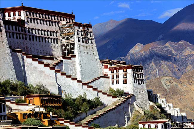 Tên của cung điện - Potala trong tiếng Phạn có nghĩa là "đất thánh của đức Phật". Ban đầu, cung điện Potala được gọi là “Cung điện núi Đỏ”.