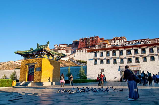 Cung điện Potala từng là chốn tu hành của các vị Đạt Lai Lạt Ma tới đời thứ 14, tượng trưng cho Phật giáo Tây Tạng và đóng vai trò gìn giữ, truyền bá văn hóa truyền thống của Tây Tạng.