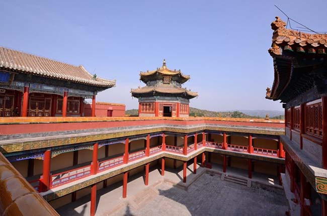 Potala gồm 2 tòa lầu chính là Portrang Karpo (Bạch Cung) và Portrang Marpo (Hồng Cung).