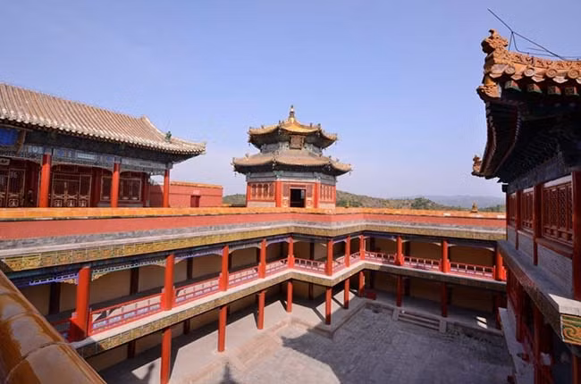 Potala gồm 2 tòa lầu chính là Portrang Karpo (Bạch Cung) và Portrang Marpo (Hồng Cung).