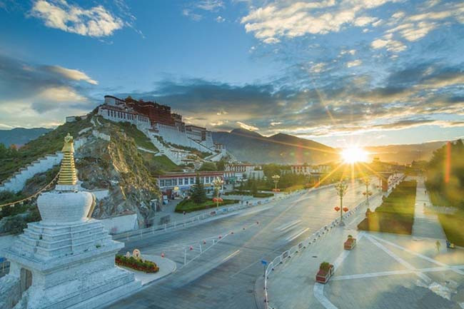  Cung điện Potala nổi tiếng thế giới nằm ở thành phố Lhasa, thủ phủ của Tây Tạng. Đây là một trong những cung điện nổi tiếng nhất thế giới và được coi là kiến trúc tiêu biểu của Phật giáo Tây Tạng.