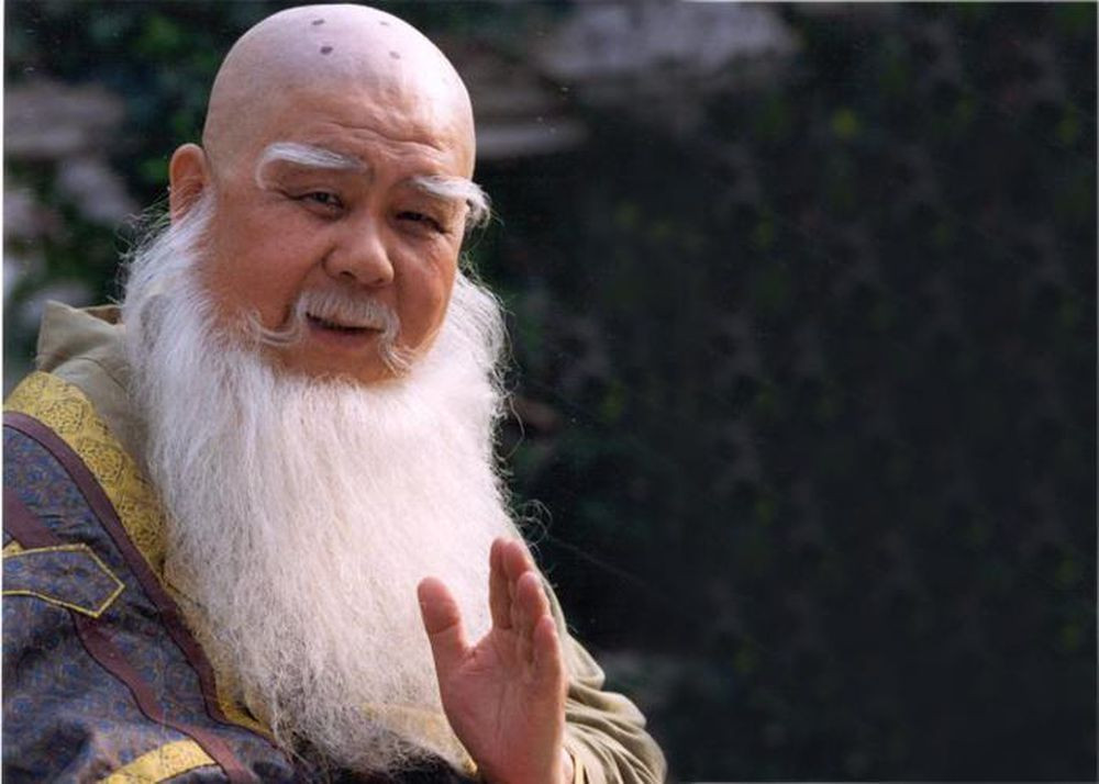 Về nguồn gốc, tương truyền, Dịch cân kinh do Bồ Đề Đạt Ma lĩnh ngộ sau 9 năm diện bích ở chùa Thiếu Lâm vào khoảng thế kỷ 6. Dịch cân kinh giúp chuyển đổi gân cốt và cơ bắp từ suy nhược thành sung mãn.