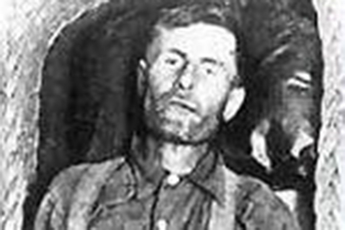 Sau khi chết, thi thể của Elmer McCurdy được đem tới một nhà tang lễ ở thành phố Pawhuska. Tuy nhiên, không có ai đến nhận thi thể của gã trong suốt một thời gian dài. Về sau, một người chuyên lo chay ma đã ướp xác Elmer McCurdy bằng Asen trước khi cho mọi người xem với giá 5 xu/lượt. Khi ấy, một số người muốn mua xác ướp Elmer McCurdy nhưng người trên đều từ chối.