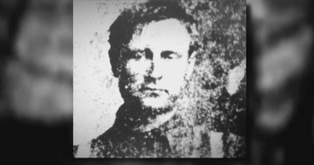 Theo điều tra của cảnh sát, tên cướp Elmer McCurdy bị lực lượng chức năng tiêu diệt sau một cuộc đọ súng kéo dài 1 giờ vào tháng 10/1911. Trước khi chết, gã tội phạm nhất quyết không đầu hàng. Thậm chí, gã còn nói: “Không bao giờ trừ khi tất cả cùng xuống địa ngục”.