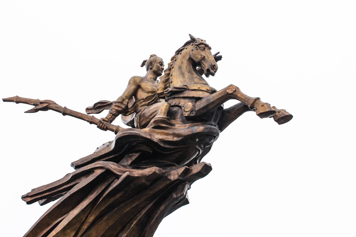 Ngựa sắt của Thánh Gióng là một vũ khí huyền thoại nổi tiếng lịch sử Việt Nam. Theo truyền thuyết của dân gian Việt Nam, Thánh Gióng là con trai của vợ chồng ông lão chăm làm ăn và có tiếng là phúc đức ở làng Gióng đời Hùng Vương thứ 6.