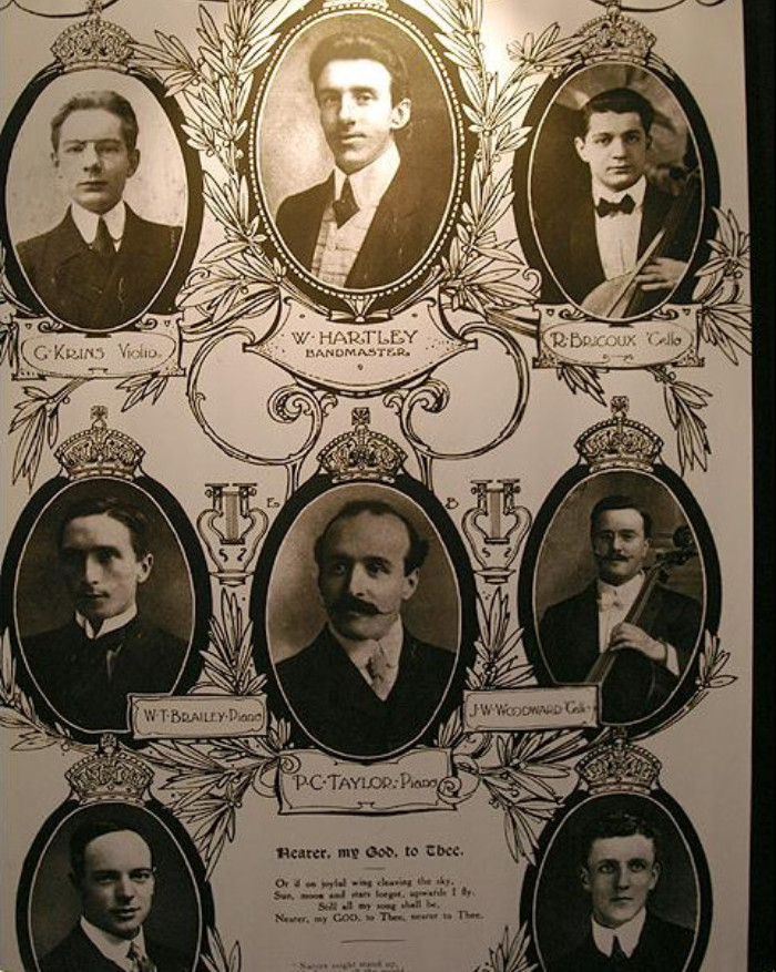 Toàn bộ dàn nhạc giữ nguyên vị trí và tiếp tục chơi nhạc đến giây phút cuối cùng. Câu chuyện này đã đi vào lịch sử hàng hải khiến nhiều người xúc động.