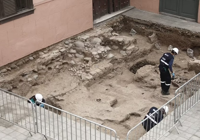 Nghĩa trang được sử dụng từ năm 1552 - 1808. Kết quả nghiên cứu ban đầu cho thấy các bộ hài cốt thuộc về cả cả nam và nữ. Họ qua đời khi khoảng 30 - 50 tuổi.