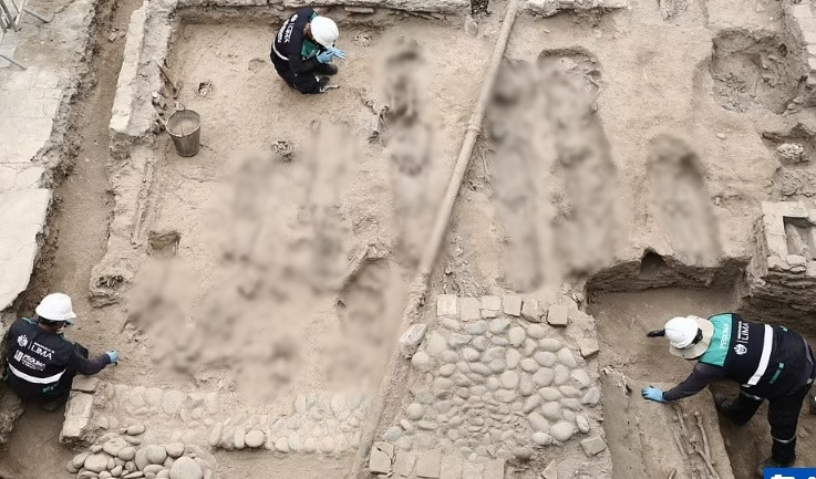 Ngoài các bộ hài cốt, các chuyên gia còn khai quật được một số cổ vật khác như cây thánh giá, bình gốm cổ...