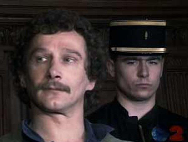 Trong khi đó, Michel cùng một bạn tù tên Pierre Hernandez xem xét khu vực trại giam, tìm kiếm vị trí thích hợp để trực thăng hạ cánh nhằm vượt ngục thành công.