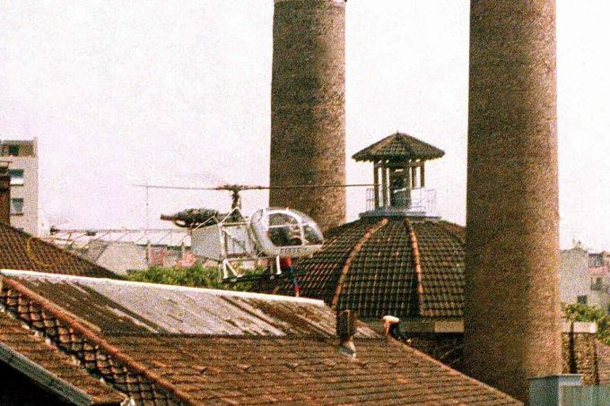 Lúc ấy, Michel và Pierre tiến lên mái nhà và đe dọa lính canh bằng cách nói rằng đang cầm trên tay những quả lựu đạn. Nếu ai đến gần sẽ cho nổ tung. Trên thực tế, đó là những quả đào mà chúng lấy từ nhà ăn của nhà tù rồi sơn màu xanh lá cây cho giống lựu đạn.