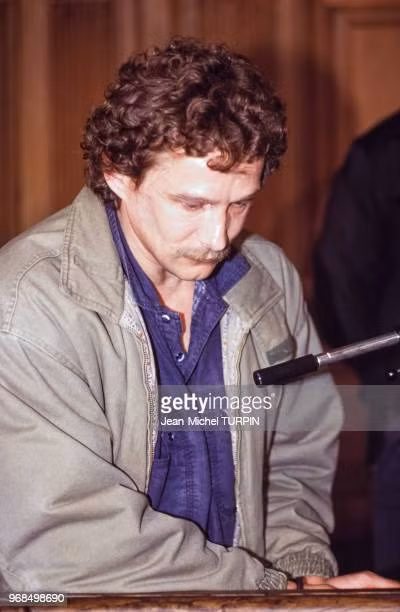 Để kế hoạch vượt ngục diễn ra thuận lợi, bà Nadine mua một khẩu súng lục đồ chơi rồi sơn màu đen cho giống súng thật. Bà cũng sơn một số quả thành màu xanh lá cây để chúng trông giống như lựu đạn. Bà muốn dùng nó để đe dọa lính canh để chồng có thể lên trực thăng thuận lợi.