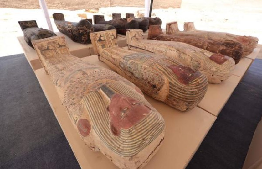 Những xác ướp này có niên đại khoảng 2.500 năm tuổi. Dù vậy, những thi hài này được bảo quản khá tốt nên tình trạng còn gần như nguyên vẹn.