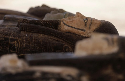 Trong số những đồ được khai quật có cả bức tượng bằng đồng không đầu của Imhotep - kỹ sư sống dưới thời pharaoh Djoser.