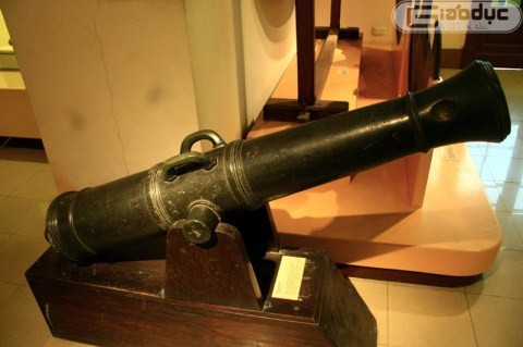 Chiều dài thân súng 44 cm, nòng súng dài 5 cm và được đúc bằng sắt hoặc đồng. Đuôi súng được đúc kín có bộ phận châm ngòi.