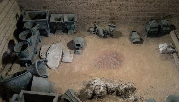 Sau khi tiến hành mở cánh cửa đá làm từ phiến đá nguyên khối, các chuyên gia tiến vào bên trong lăng mộ. Khi nhìn vào bên trong, họ giật mình thấy 20 quan tài đang di chuyển. Khi trấn tĩnh trở lại, các chuyên gia kiểm tra và phát hiện 20 quan tài nổi trên mặt nước nên dẫn tới việc chúng có "động đậy".