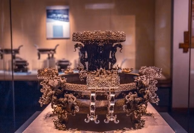 Trong đó, đáng chú ý là bộ chuông đồng 65 chiếc có tổng trọng lượng 2.567 kg. Đây được xem là bộ chuông lớn và hoàn chỉnh nhất từng được khai quật tại Trung Quốc.