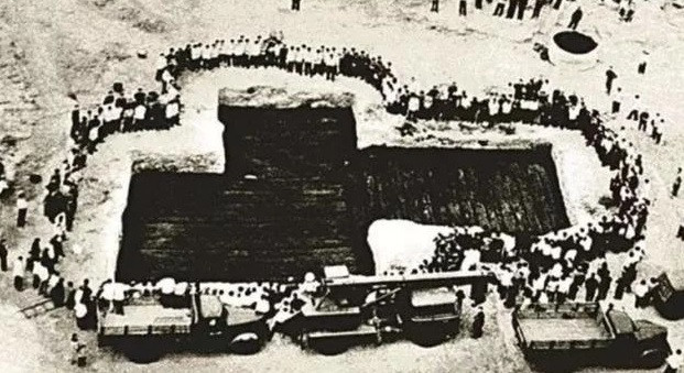 Năm 1978, lực lượng không quân Trung Quốc đóng ở Vũ Hán, tỉnh Hồ Bắc thực hiện nhiệm vụ xây dựng một nhà máy sửa chữa radar quốc phòng. Trong quá trình thi công, họ vô tình phát hiện một cánh cửa đá dẫn tới lăng mộ cổ.