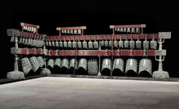 Về sau, các chuyên gia tìm thấy quan tài chứa hài cốt chủ nhân ngôi mộ được làm từ gỗ sơn mài ở phía Đông của lăng mộ. Thi hài nam giới được xác định cao khoảng 1,63m.