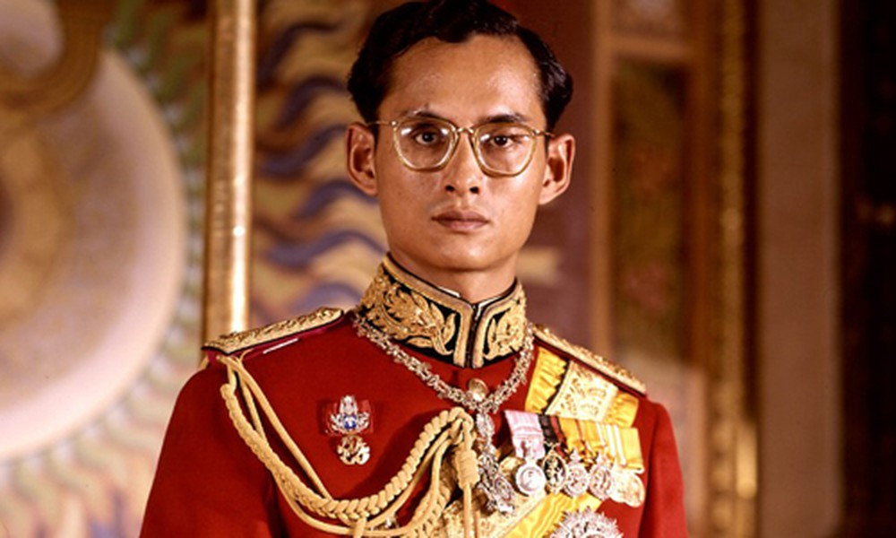 Sinh năm 1927, Quốc vương Bhumibol Adulyadej được chỉ định làm Vua vào năm 1946 sau khi người anh trai của ông là Vua Ananda Mahidol bất ngờ qua đời. Ngài chính thức lên ngôi vào ngày 5/5/1950 với vương hiệu Rama IX. Ngày 13/10/2016, Quốc vương Bhumibol Adulyadej băng hà, hưởng thọ 88 tuổi.