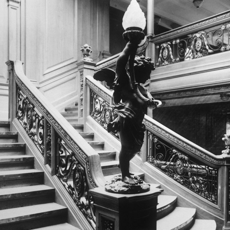 Về các bữa ăn, hành khách VIP trên tàu Titanci có cơ hội thưởng thức bữa ăn tại nhà hàng hạng nhất với menu gồm các món như hàu, cá hồi, gà, vịt, cừu, chim bồ câu non và thịt bò thượng hạng…