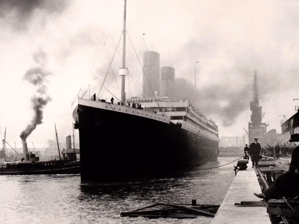 Là con tàu chở khách lớn nhất vào thời đó, tàu Titanic dài 270m tính từ mũi đến đuôi và rộng hơn 28m. Con tàu có kết cấu thép được cố định bởi 3 triệu đinh tán nặng 1.200 tấn, 29 nồi hơi sản xuất đủ năng lượng để đạt được tốc độ trung bình hơn 24 dặm/giờ.