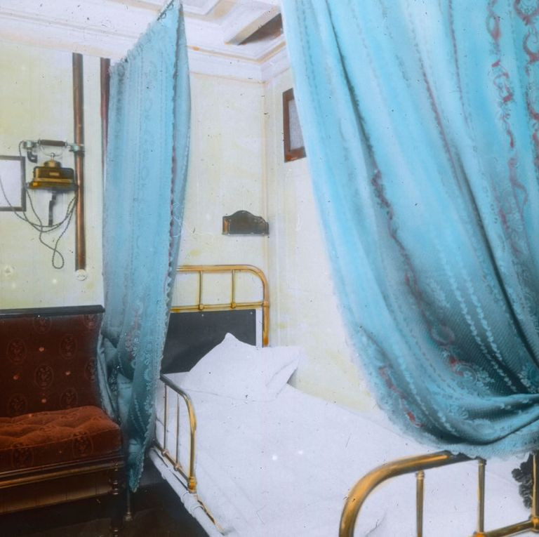 Trong đó, các khách VIP ở trong những căn phòng có kích thước lớn bao gồm phòng ngủ, phòng khách, tủ quần áo, phòng tắm... Mọi đồ nội thất trong phòng đều là những sản phẩm xa xỉ.