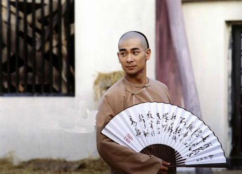 Cha của Hoàng Phi Hồng là Hoàng Kỳ Anh - một trong mười con hổ trong “Quảng Đông thập hổ”. Ông từ nhỏ đã theo cha đi biểu diễn võ thuật và bán thuốc rong trên đường.