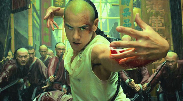 Tuy nhiên, đến cuối đời, Hoàng Phi Hồng mất tài sản, nhà cửa và rơi vào cảnh bần hàn khi sống trong giai đoạn cuối nhà Thanh và giai đoạn đầu của thời kỳ Dân quốc. Cuối cùng, ông suy sụp, lâm bệnh và qua đời khi 77 tuổi.