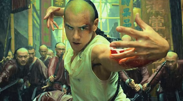 Tuy nhiên, đến cuối đời, Hoàng Phi Hồng mất tài sản, nhà cửa và rơi vào cảnh bần hàn khi sống trong giai đoạn cuối nhà Thanh và giai đoạn đầu của thời kỳ Dân quốc. Cuối cùng, ông suy sụp, lâm bệnh và qua đời khi 77 tuổi.