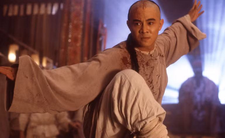 Hoàng Phi Hồng được mô tả là cao thủ võ thuật, trí dũng song toàn, dung mạo xuất chúng, tính cách trượng nghĩa. Ông được giới võ lâm cũng như công chúng nể phục.