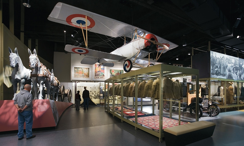 Bên cạnh việc ngắm nhìn và tìm hiểu các hiện vật, du khách có thể tham gia nhiều hoạt động và sự kiện do bảo tàng tổ chức.