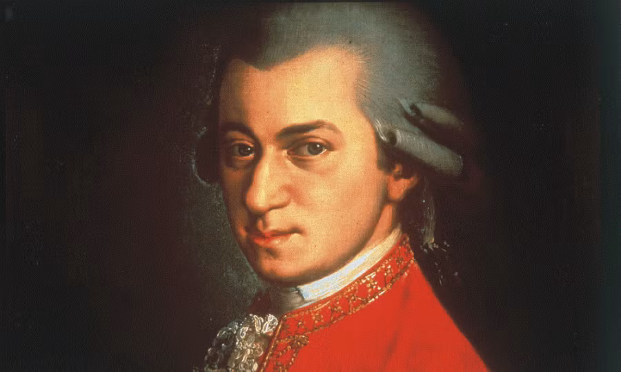 Theo các sử liệu, Mozart chơi đàn Clavico (một dạng đàn tương tự như piano, với kích cỡ nhỏ hơn) khi lên 3 tuổi. Ba năm sau, ông sáng tác bản hợp âm đầu tiên.
