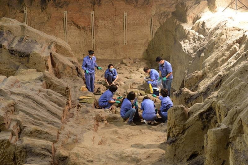 Khi kiểm tra một góc lăng mộ, nhóm chuyên gia bất ngờ phát hiện một chiếc hộp. Lo sợ nếu mở ngay chiếc hộp thì sẽ có thể làm hư hại "báu vật" ở bên trong. Vì vậy, họ mang chiếc hộp về phòng nghiên cứu.