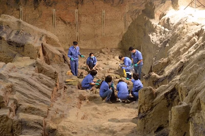 Khi kiểm tra một góc lăng mộ, nhóm chuyên gia bất ngờ phát hiện một chiếc hộp. Lo sợ nếu mở ngay chiếc hộp thì sẽ có thể làm hư hại "báu vật" ở bên trong. Vì vậy, họ mang chiếc hộp về phòng nghiên cứu.