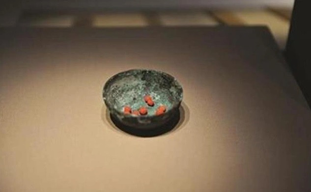 Tại đây, nhóm chuyên gia tỉ mỉ mở chiếc hộp nhằm tránh hư hại cổ vật. Khi nhìn vào bên trong, họ bất ngờ thấy hàng trăm viên "thần dược" màu nâu.