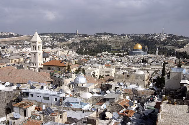 Do vậy, thành phố Jerusalem trở thành thánh địa chung với 3 tôn giáo. Mỗi năm, hàng triệu tín đồ hành hương đến thánh địa linh thiêng này.