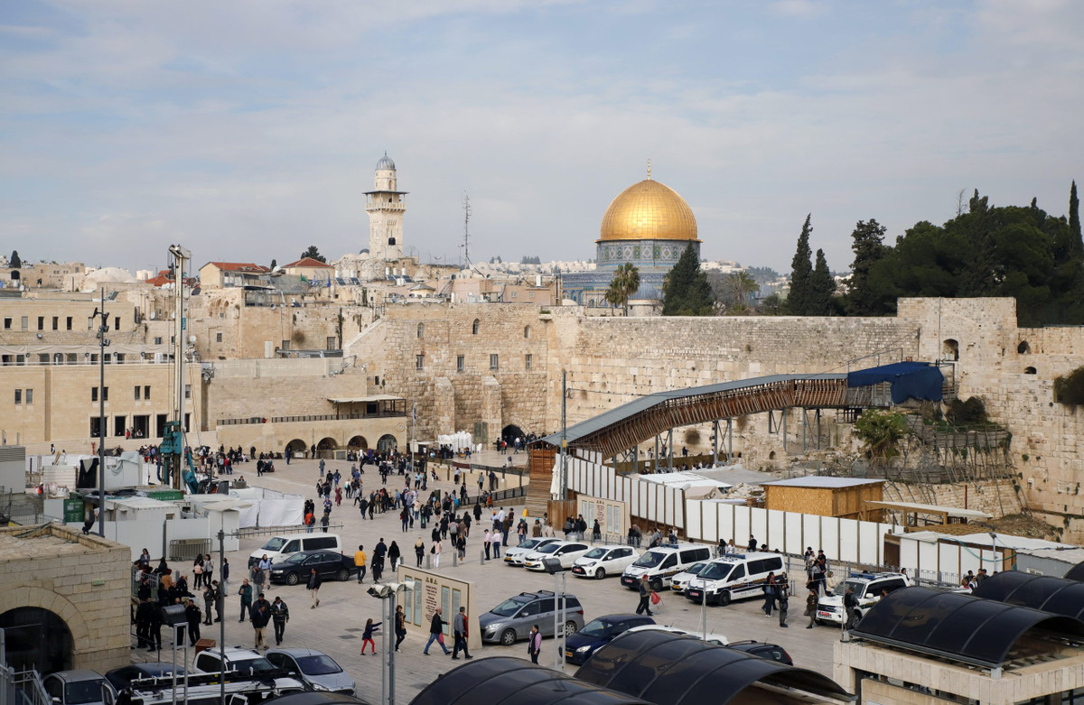 Ba tôn giáo lớn cùng tồn tại và phát triển ở Jerusalem trong nhiều thế kỷ qua gồm: Thiên chúa giáo, Hồi giáo và Do Thái.