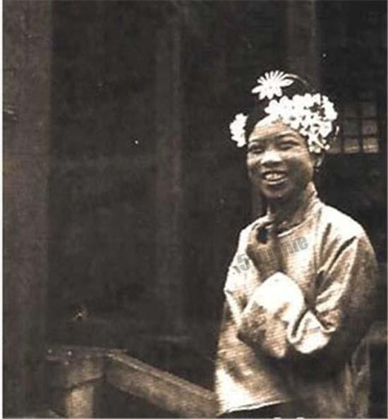 Thế nhưng, một số ảnh chụp Thục phi Văn Tú cho thấy phi tần của vua Phổ Nghi có làn da hơi đen, các đường nét trên gương mặt trong thanh tú và vóc dáng không hề kiều diễm.