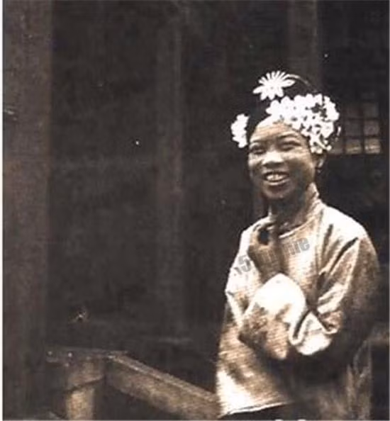 Thế nhưng, một số ảnh chụp Thục phi Văn Tú cho thấy phi tần của vua Phổ Nghi có làn da hơi đen, các đường nét trên gương mặt trong thanh tú và vóc dáng không hề kiều diễm.