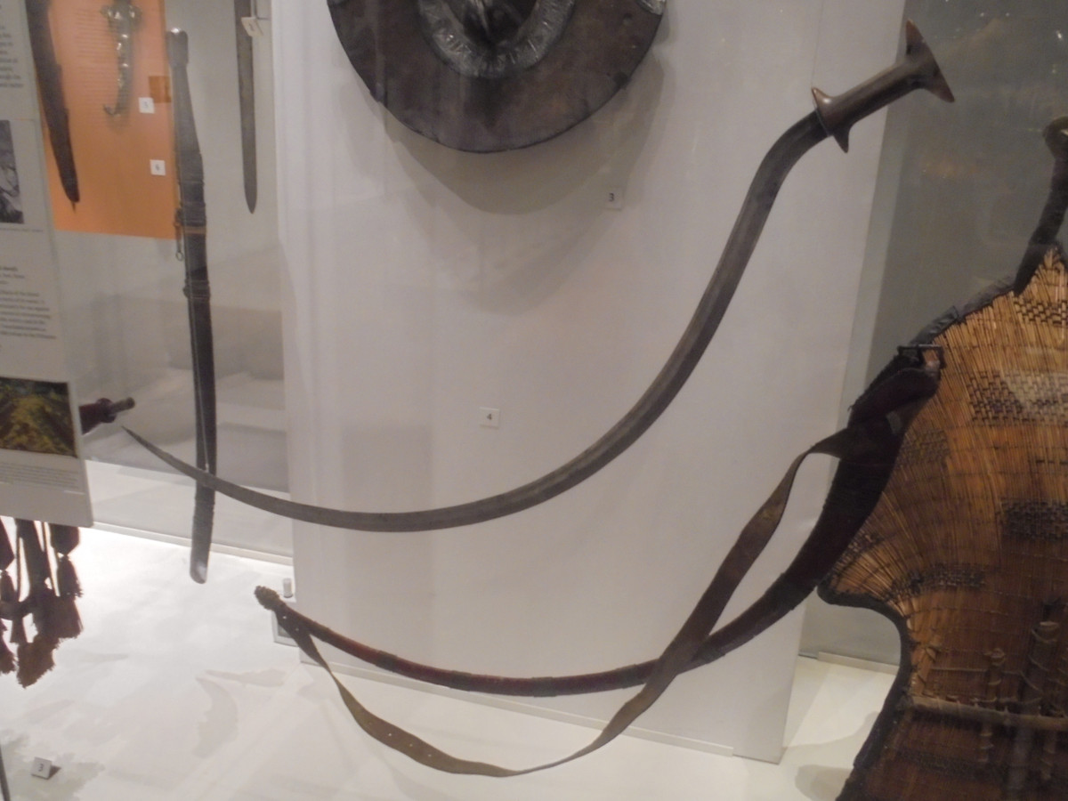 Kiếm shotel được chế tạo sắc bén ở 2 lưỡi nên tăng khả năng sát thương khi giao chiến với kẻ địch.