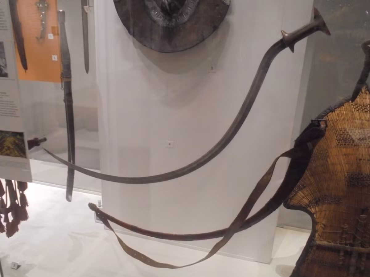 Kiếm shotel được chế tạo sắc bén ở 2 lưỡi nên tăng khả năng sát thương khi giao chiến với kẻ địch.