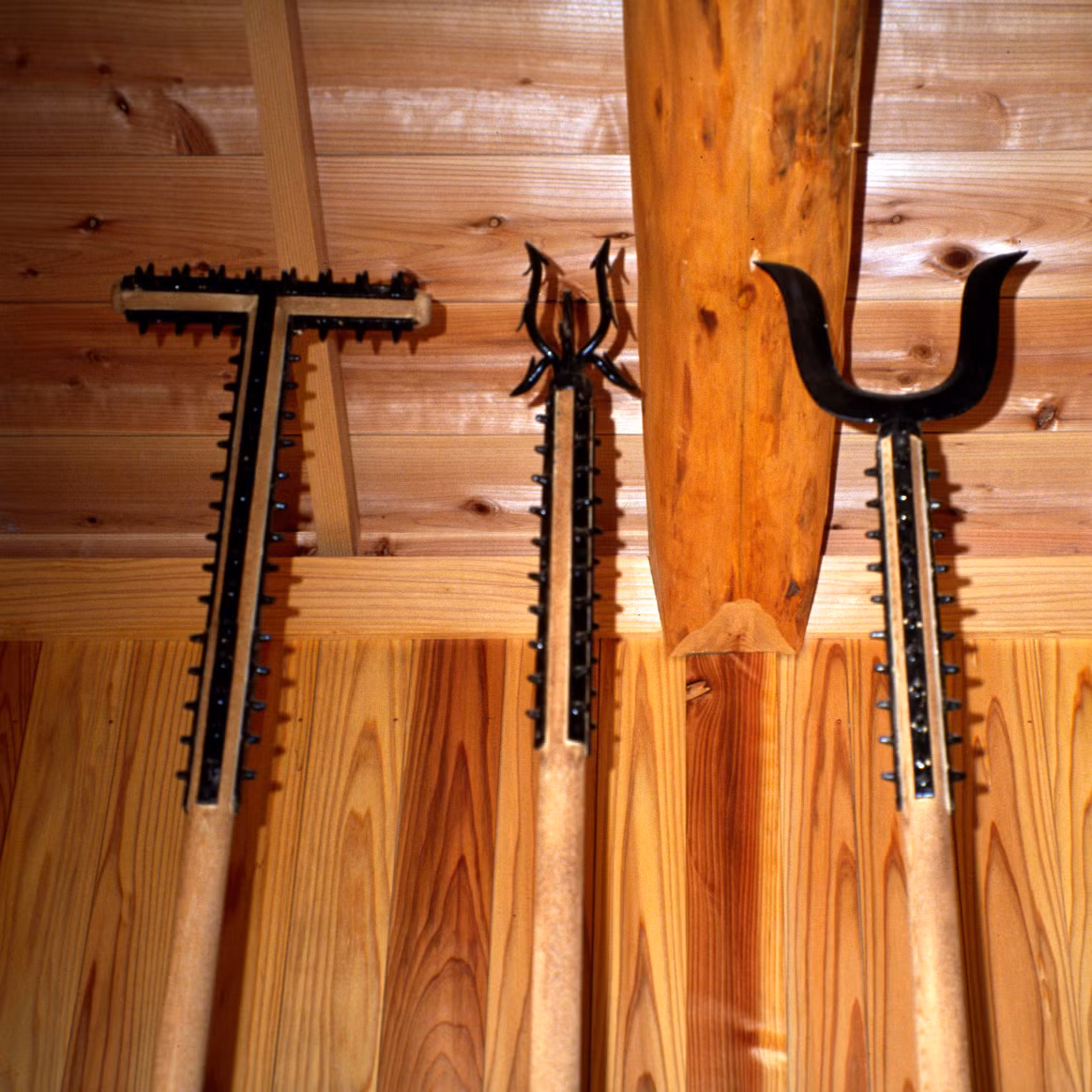 Sodegarami có nghĩa là “dây trói nô lệ” và là trang bị của lực lượng cảnh vệ ở Nhật Bản thời kỳ Edo. Vũ khí này gồm các thanh gậy có gai, thường được dùng để làm rối kimono của tội phạm.