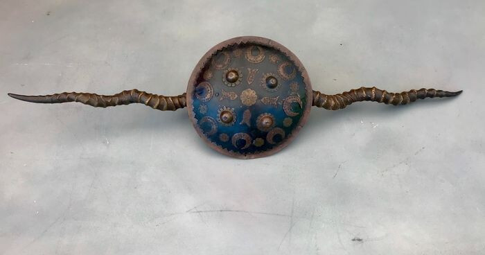 Madu chủ yếu được sử dụng chúng mục đích tự vệ. Tuy nhiên, một vài người cải tiến nó bằng cách thiết kế thêm mũi sắt ở tay cầm và dùng kèm với khiên để tăng hiệu quả.